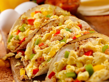 Такос за закуска - с бъркани яйца, бекон и авокадо - снимка на рецептата